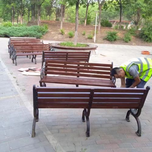 杭州木塑公园椅组装施工中